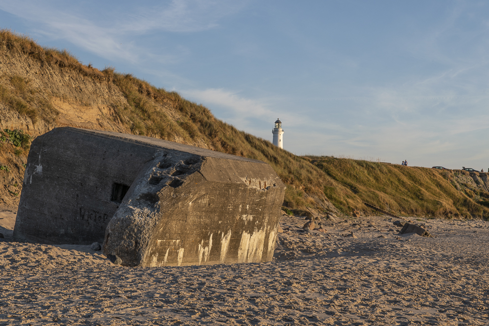 Nazi-Bunker am Sandstrand mit Leuchtturm
