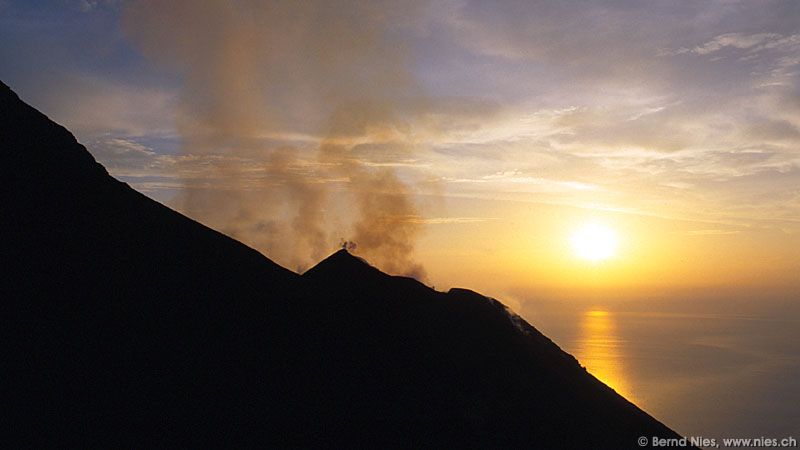 Sonnenuntergang mit Vulkan