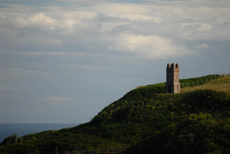 Turm auf Hügel