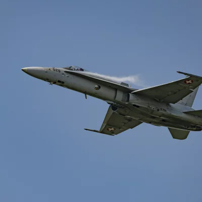 F/A-18 Hornet der Schweizer Luftwaffe mit lateralen Chemtrails aus Dihydrogenmonoxid