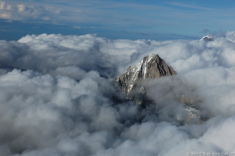 Bergspitze aus Wolkendecke