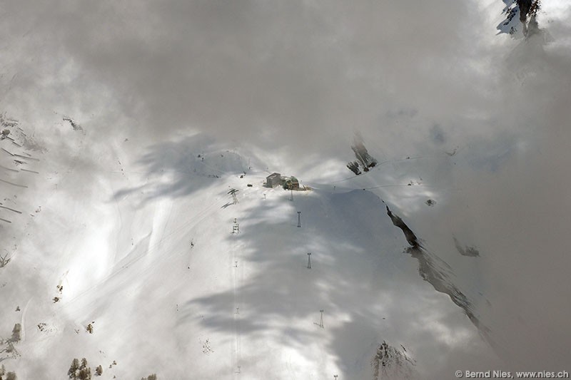 Ski lift below clouds © Bernd Nies