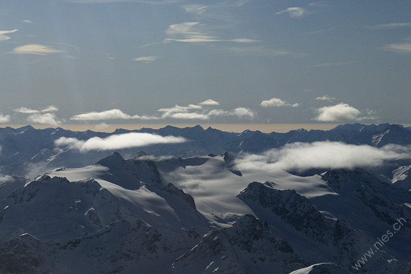 Schweizer Alpen mit Wolken