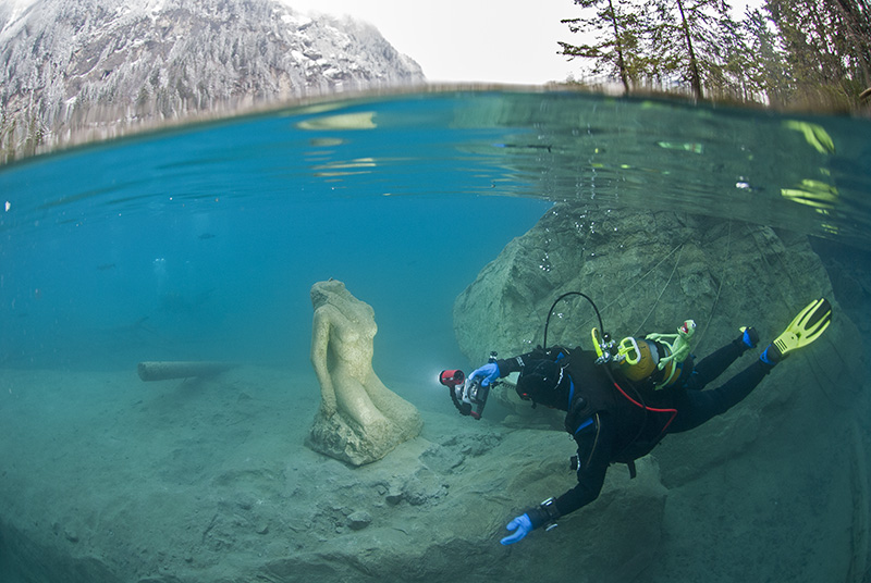 Taucher mit Statue