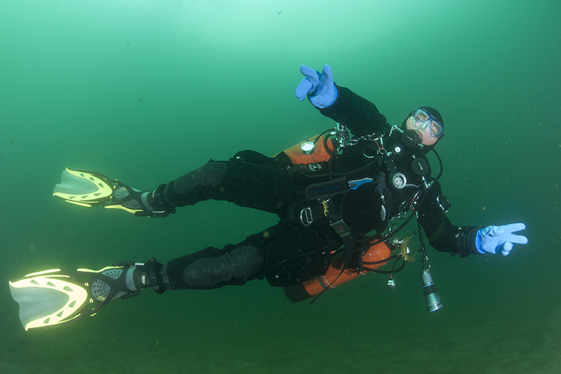 Sidemount Taucher