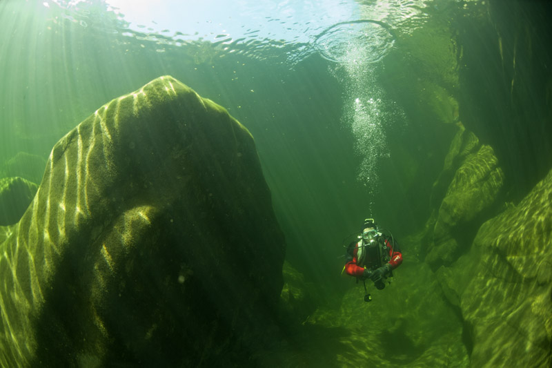 Diver with rock © Bernd Nies