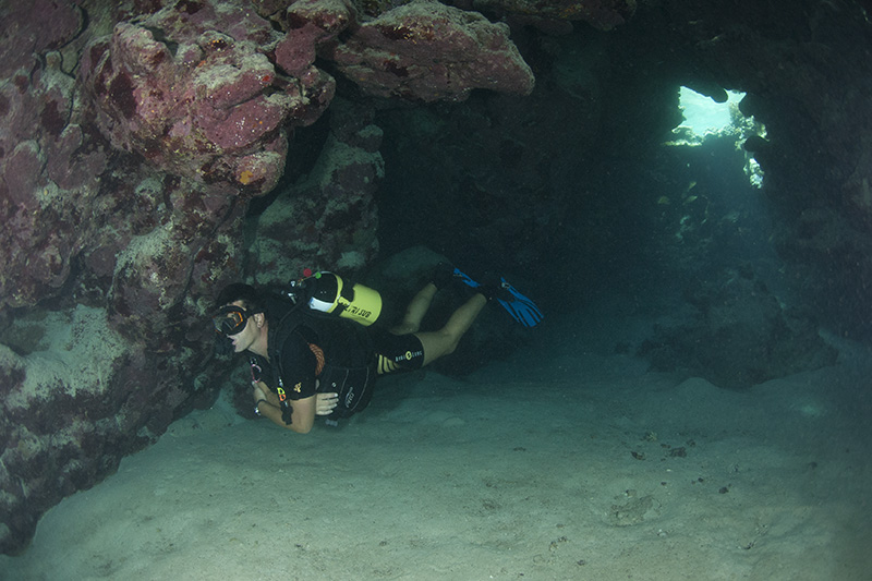 Taucher in Höhle