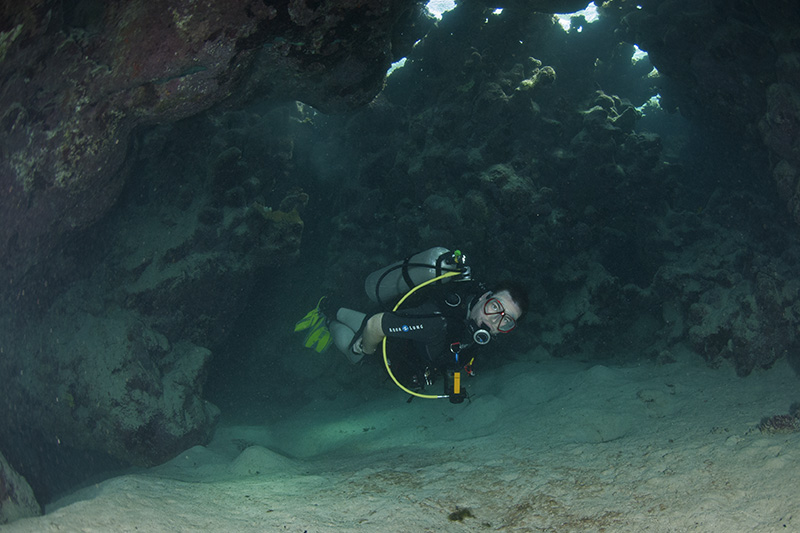 Taucher in Höhle