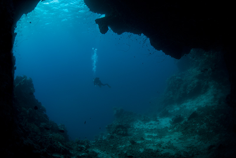 Taucher aus Grotte