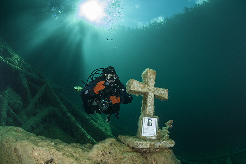 Diver at Cross © Bernd Nies