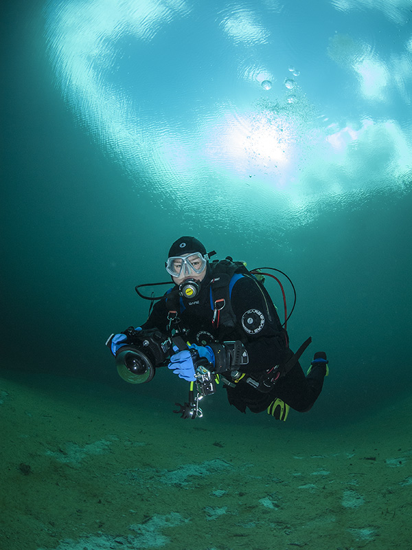 Diver with Camera © Bernd Nies