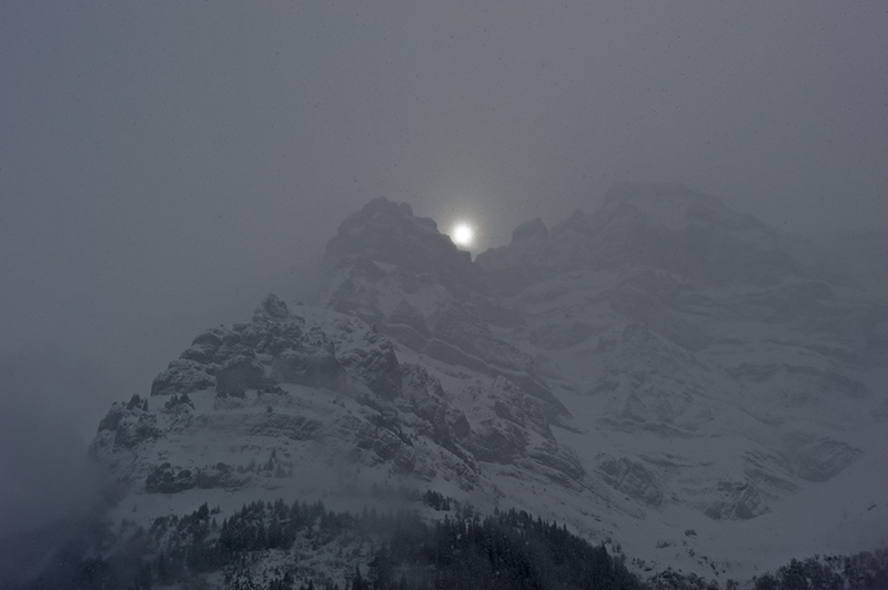 Sonne zwischen Berggipfeln