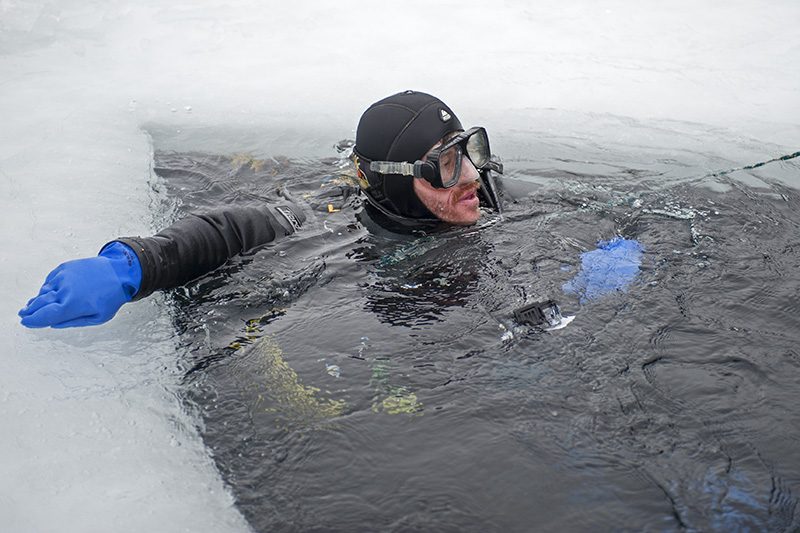 Taucher im Eisloch