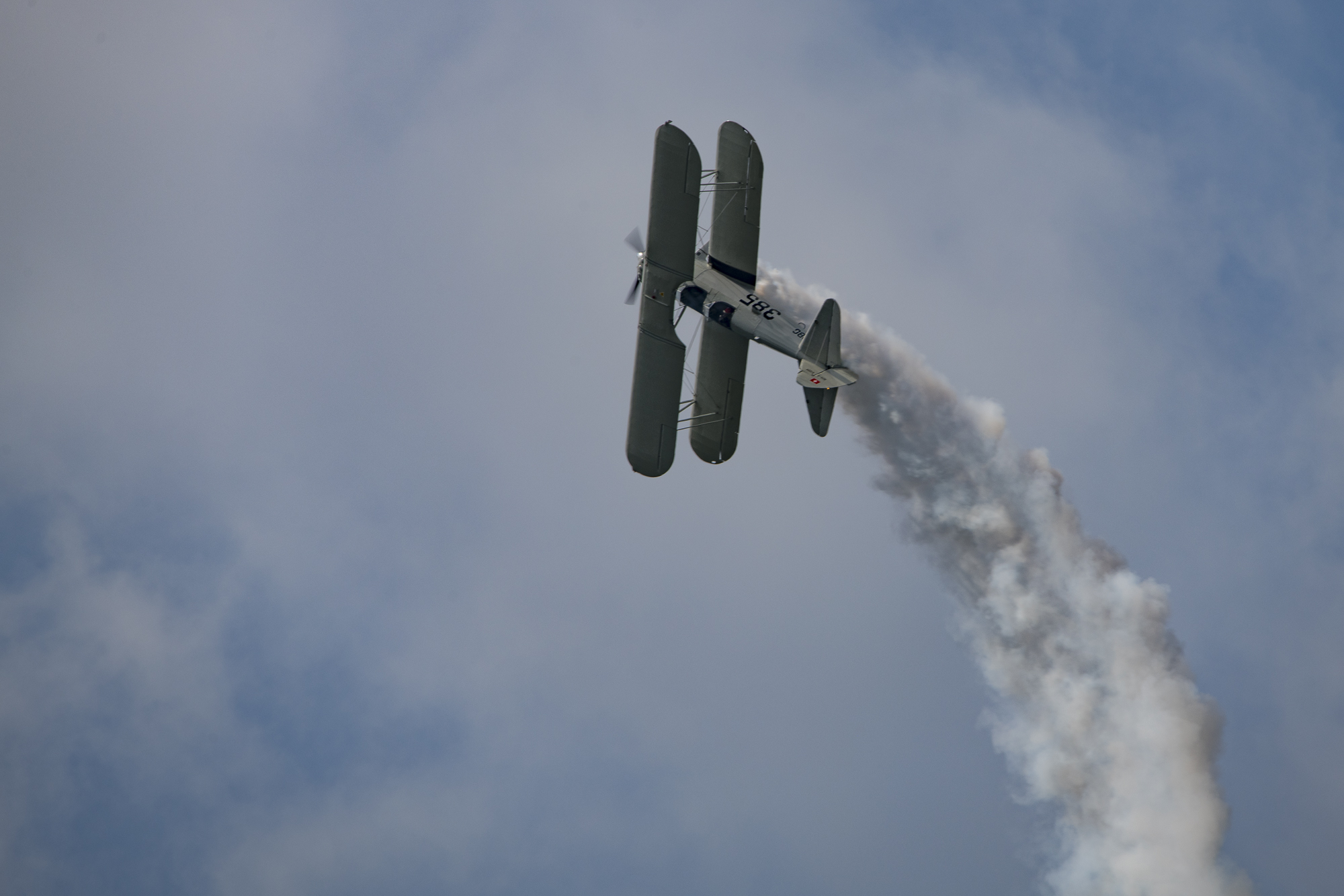 Boeing Stearman mit Chemtrails