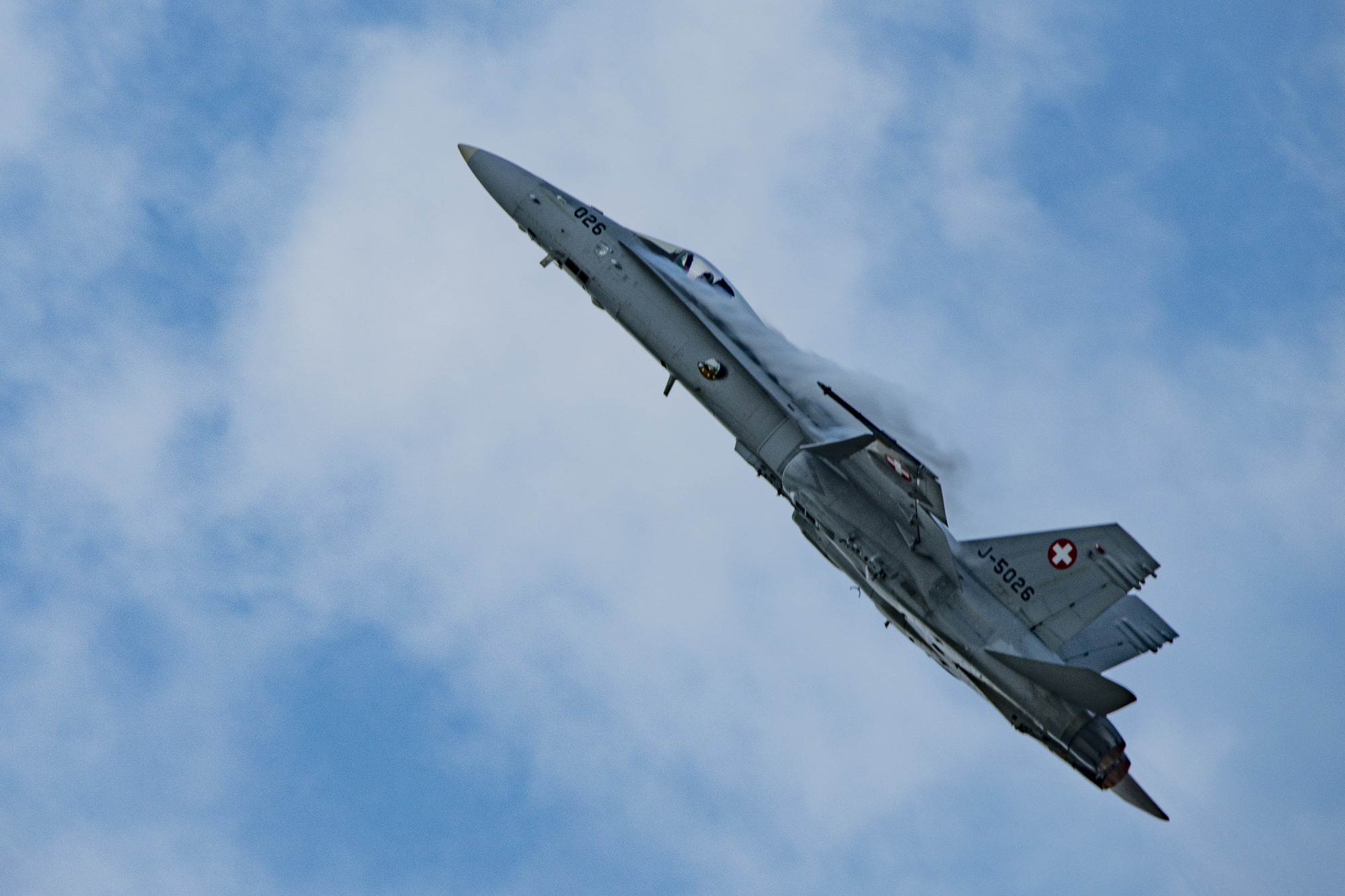F/A-18 Hornet der Schweizer Luftwaffe mit lateralen Chemtrails aus Dihydrogenmonoxid