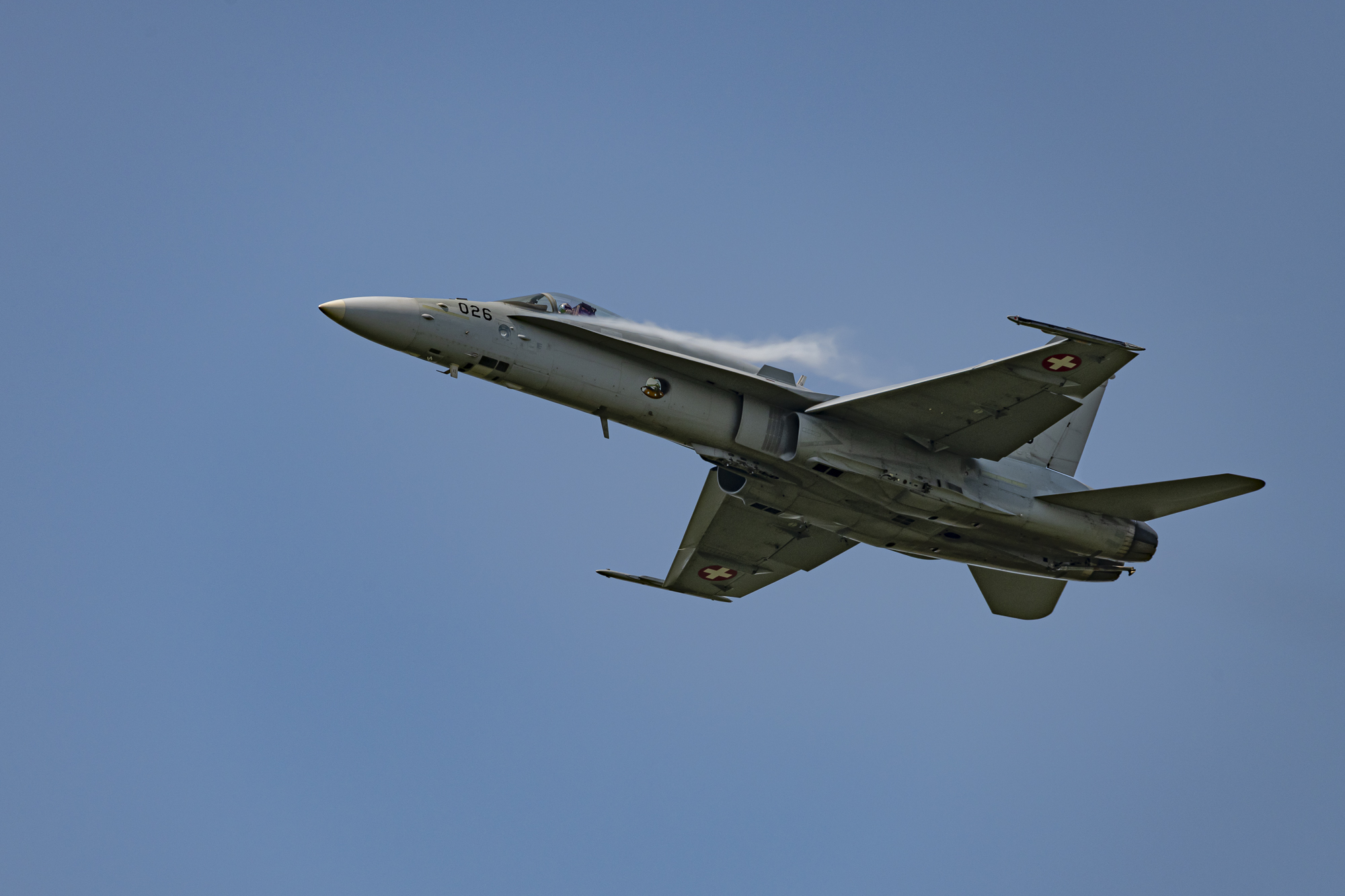 F/A-18 Hornet der Schweizer Luftwaffe mit lateralen Chemtrails aus Dihydrogenmonoxid