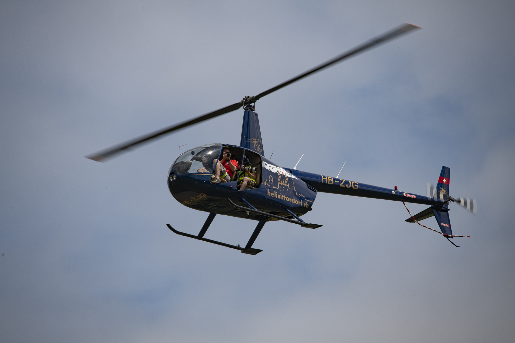 Robinson R44 Raven II Helikopter mit Fotografen an Bord