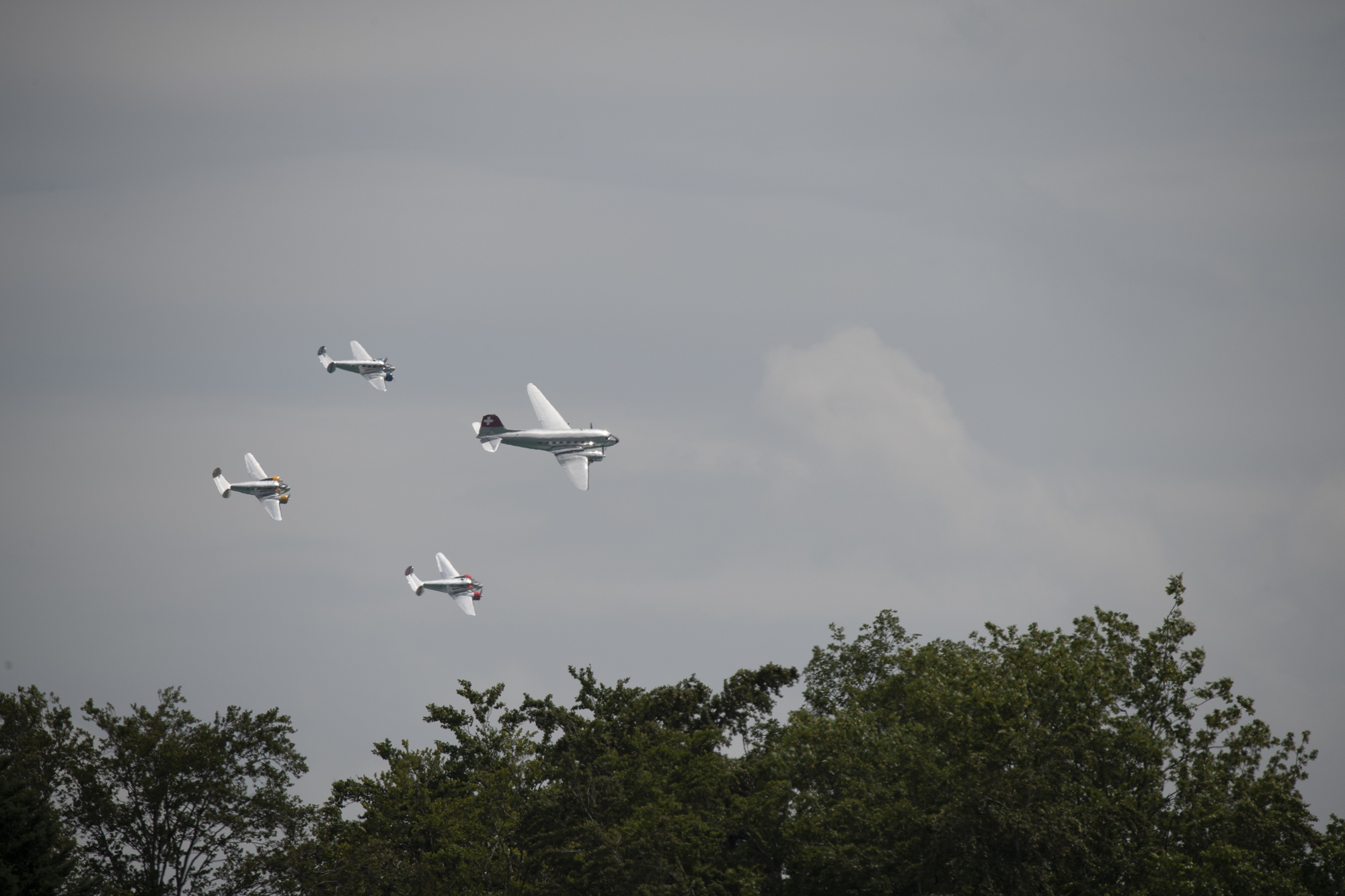 Classic Formation. Swissair Douglas DC-3 und drei Beechcraft Model 18 Twin Beech.