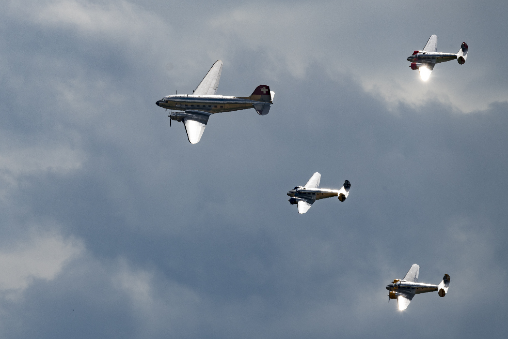 Classic Formation. Swissair Douglas DC-3 und drei Beechcraft Model 18 Twin Beech.