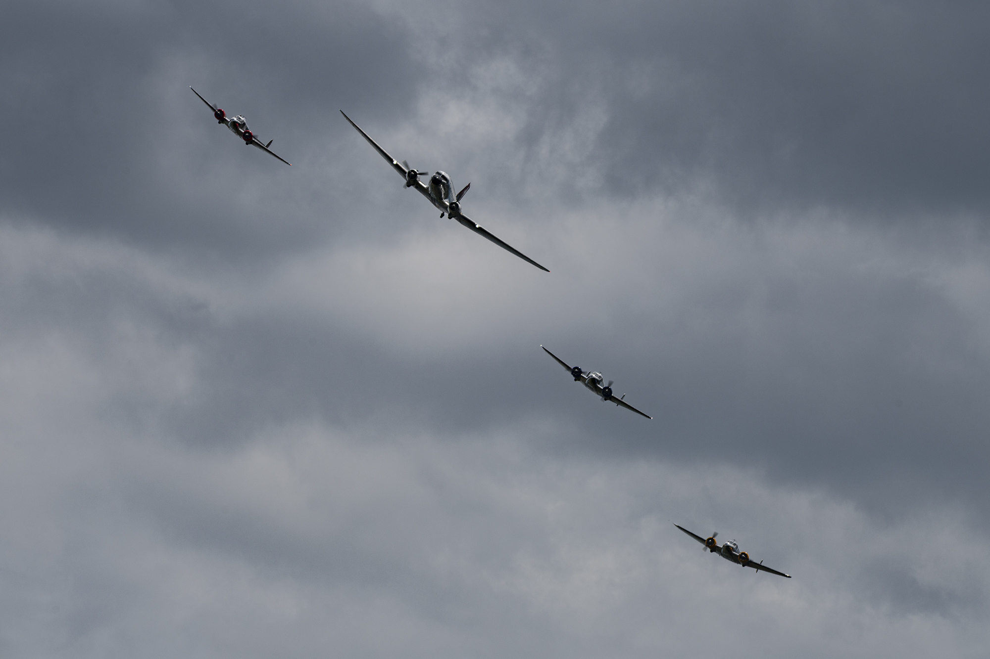 Classic Formation. Swissair Douglas DC-3 und drei Beechcraft Model 18 Twin Beech.