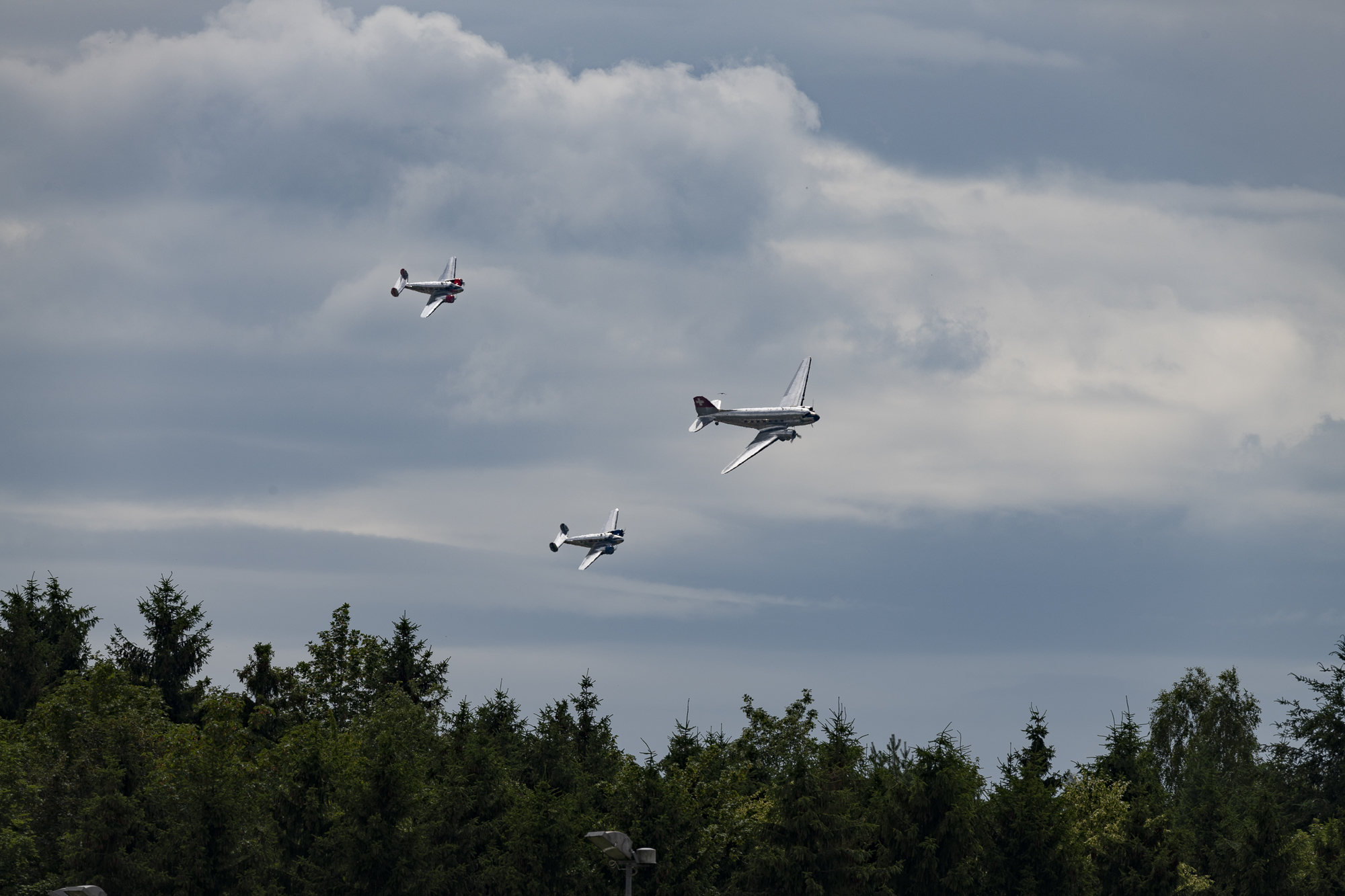 Classic Formation. Swissair Douglas DC-3 und drei Beechcraft Model 18 Twin Beech.