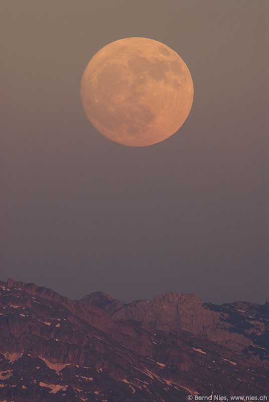 Vollmond über Bergen