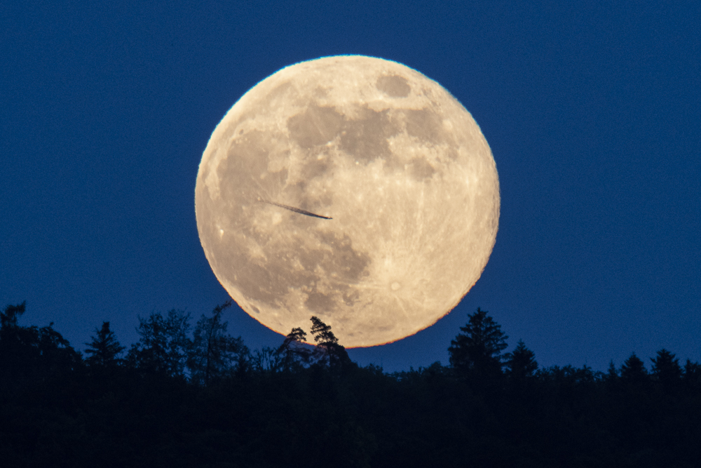 Aufgang Vollmond mit Flugzeug