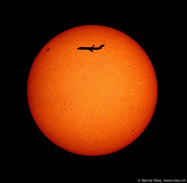 Airplane crossing sun © Bernd Nies