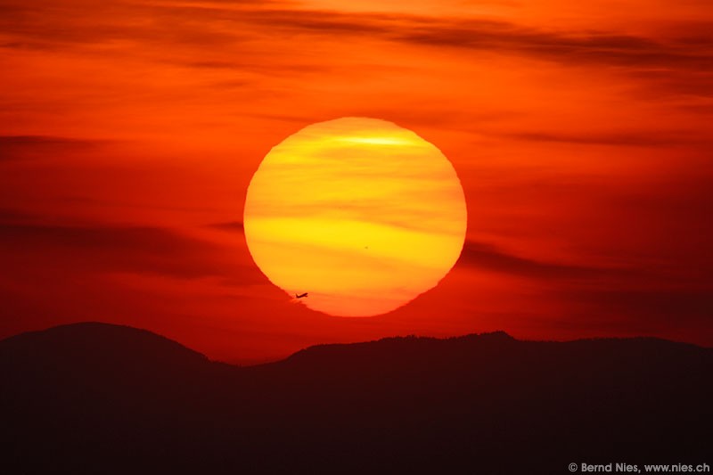 Flugzeug vor Sonne