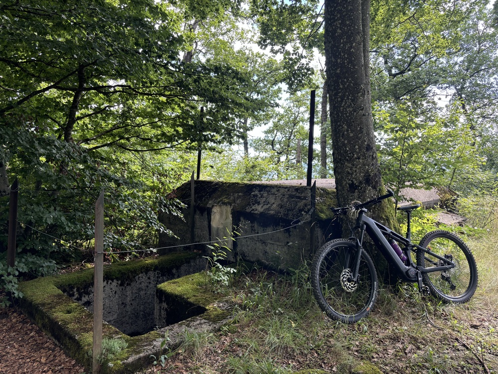 Artilleriewerk Geissberg. Festungsanlage aus dem Zweiten Weltkrieg