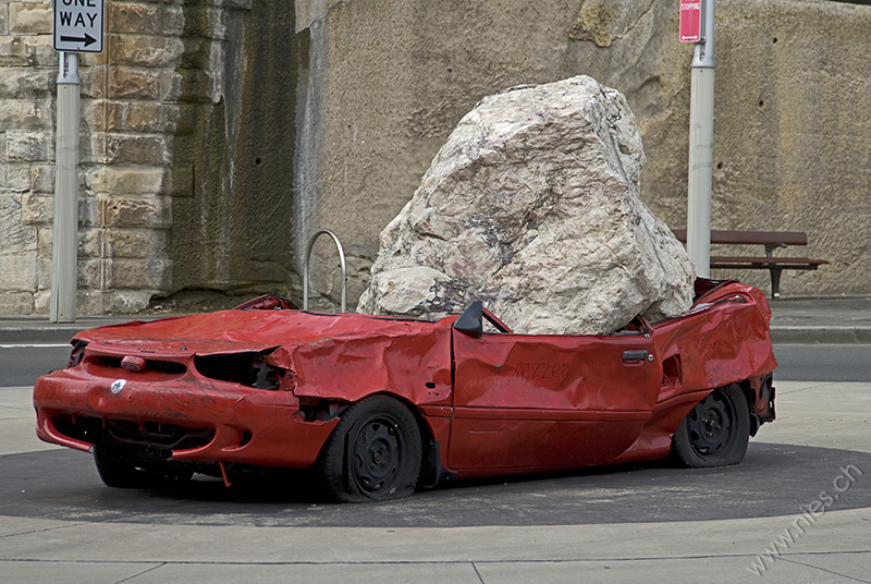 Stein auf Auto) Stein auf Auto. Am Gotthardpass wäre dieses Kunstwerk ziemlich fehl am Platze.