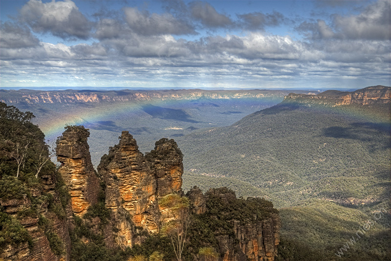 Three Sisters) Die Felsformation "Three Sisters" in den Blue Mountains mit einem Regenbogen. HDR aus 5 Aufnahmen (-2/3, -1/3, 0, +1/3, +2/3).