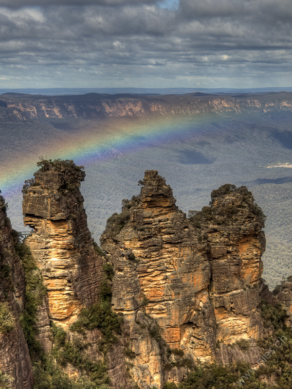 Three Sisters) Die Felsformation "Three Sisters" in den Blue Mountains mit einem Regenbogen. HDR aus 5 Aufnahmen (-2/3, -1/3, 0, +1/3, +2/3).