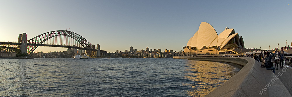 Hafenbrücke + Opera) Die Harbour Bridge und die Opera. "Pseudo-Panorama" (Fischauge und abgeschnitten).