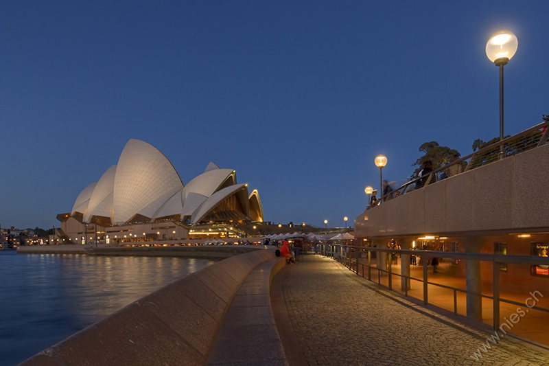 Opernhaus) Das Sydney Opernhaus. HDR aus fünf Aufnahmen mit Auto-Bracketing (-2, -1, 0, +1, +2). Musste noch einige Touristen rausretuschieren.