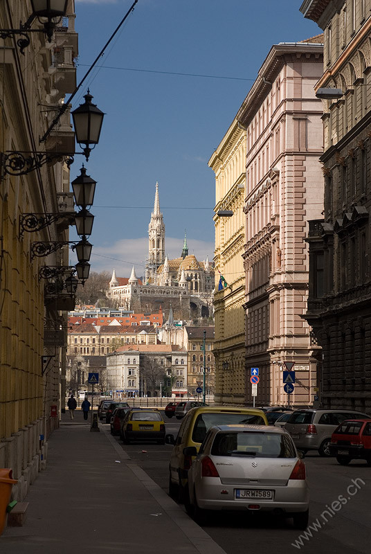 Quartierstrasse mit Matthiaskirche