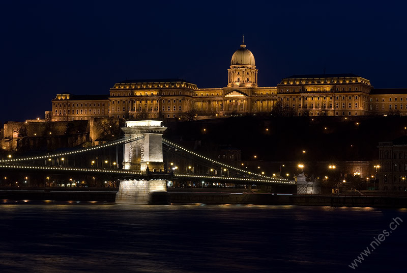 Burgpalast mit Kettenbrücke