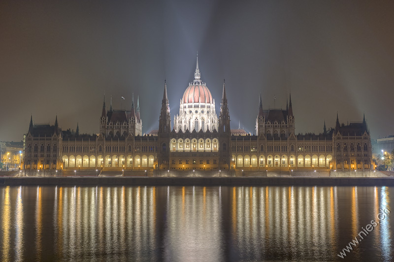 Parlament in der Nacht © Bernd Nies