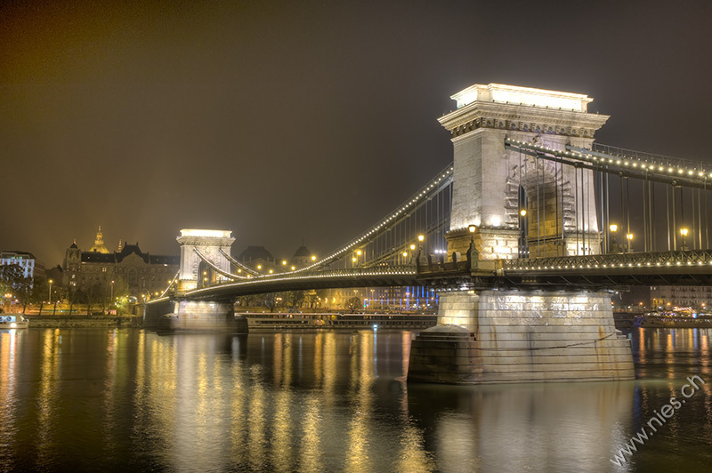 Kettenbrücke in der Nacht