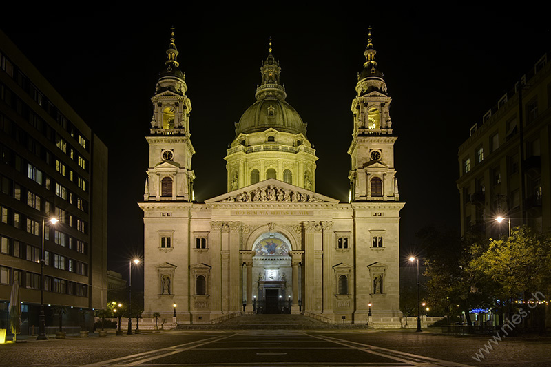Kirche bei Nacht © Bernd Nies