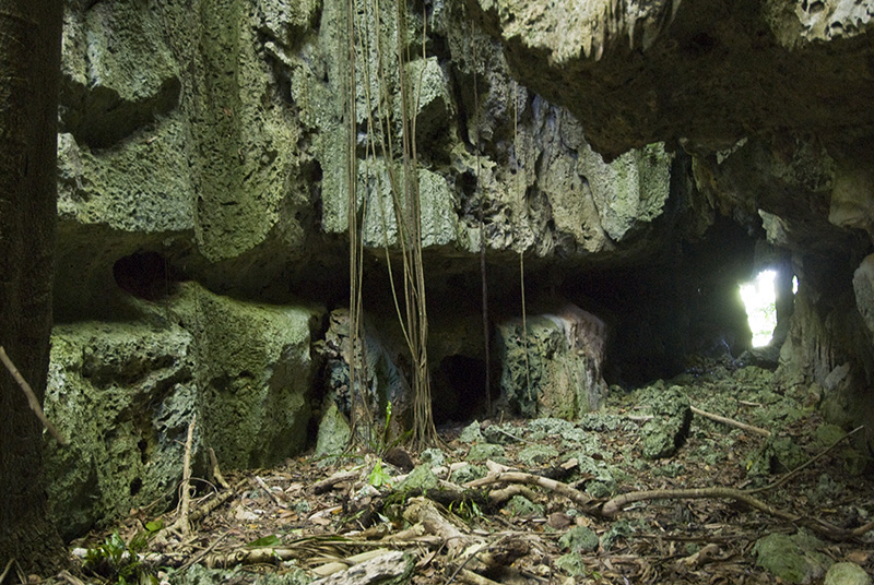 Höhle auf Mangaia © Bernd Nies