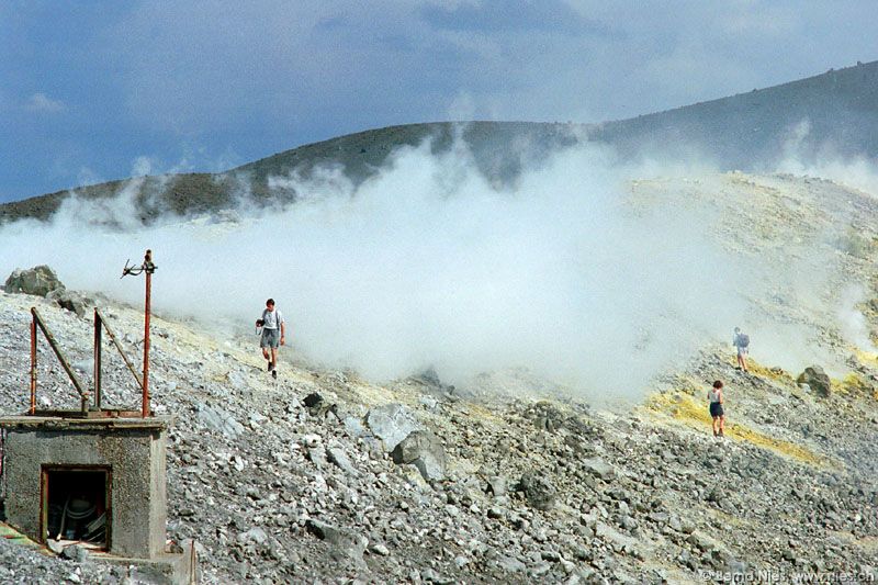 Dampfwolken am Kraterrand