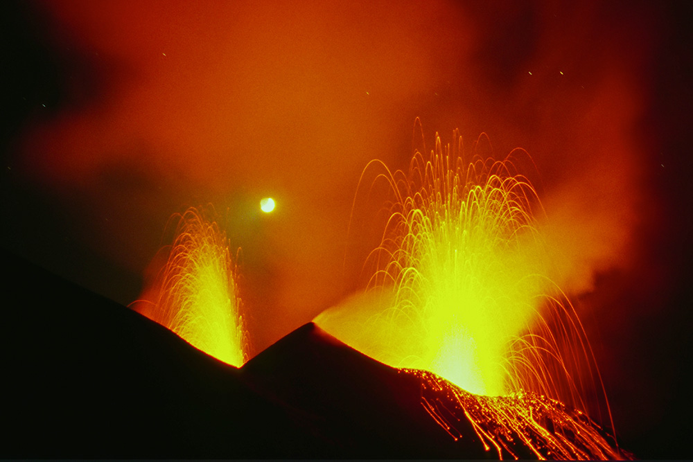 Stromboli-Eruption mit Mond © Bernd Nies