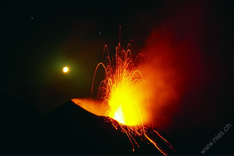 Stromboli-Ausbruch mit Mond