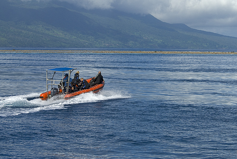 Zodiac with divers