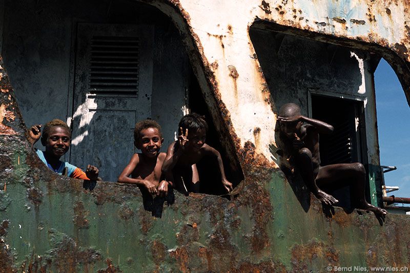 Kinder auf Schiffswrack © Bernd Nies