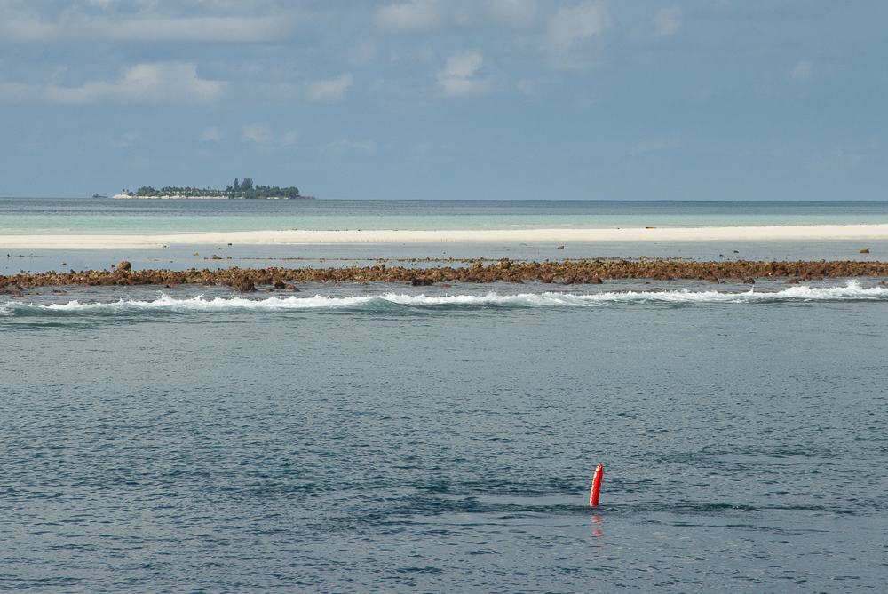 Surface marker buoy in lagoon © Bernd Nies
