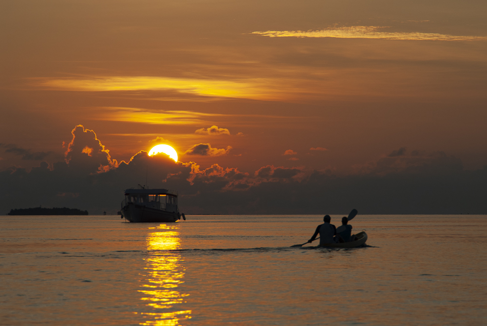 Sonnenuntergang mit Kanu