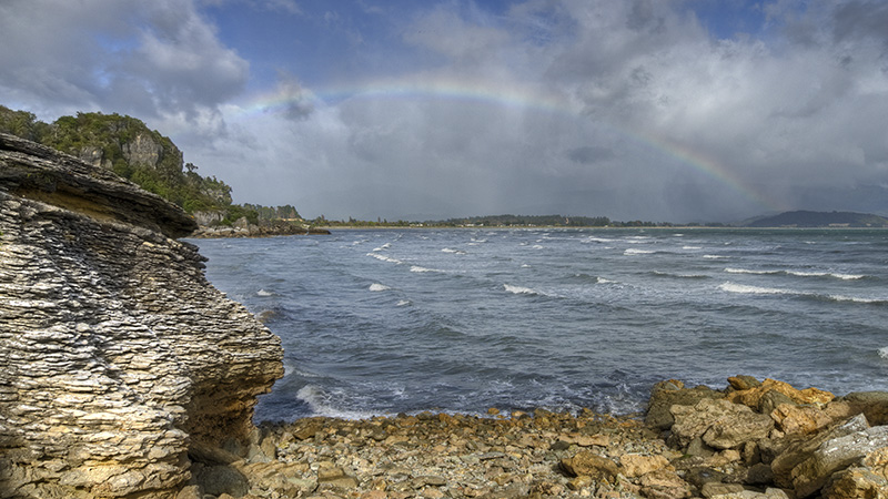 Golden Bay mit Regenbogen