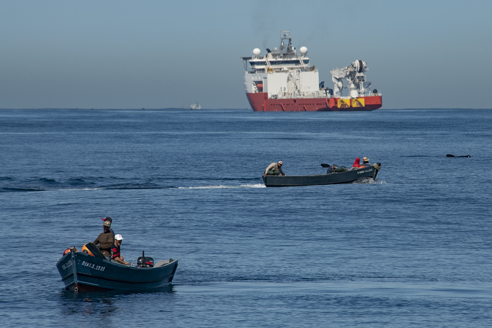 Marokanische Fischerboote und Frachtschiff